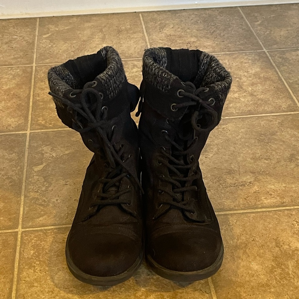 Short black boots